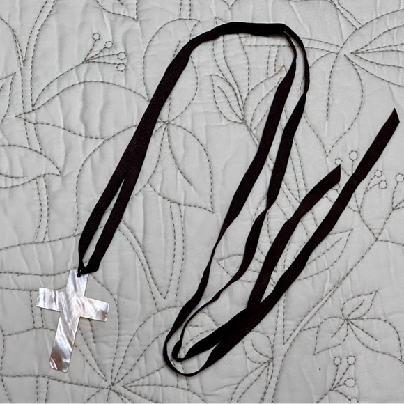 Shell Cross and Velvet Ribbon Tie Necklace - Picture 4 of 5